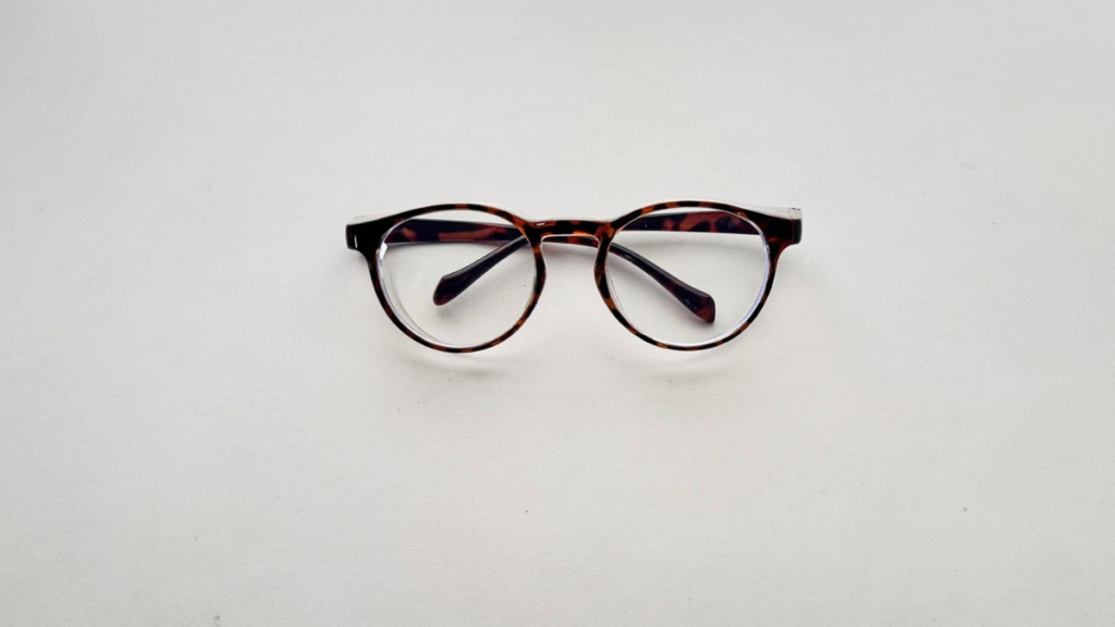 3COINSで購入した花粉対策用めがねの正面写真