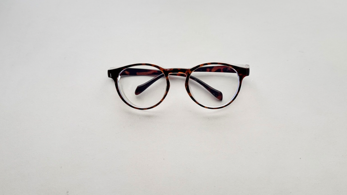 3COINSで購入した花粉対策用めがねの正面写真