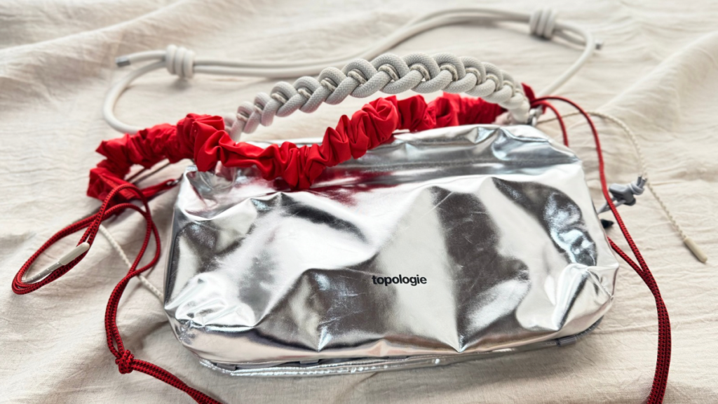 TopologieボトルサコッシュL シルバー ストラップ ディテール