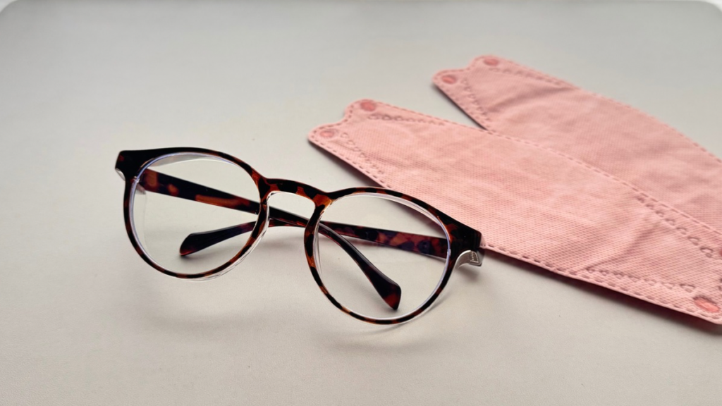 花粉対策を意識し、花粉めがねとマスク