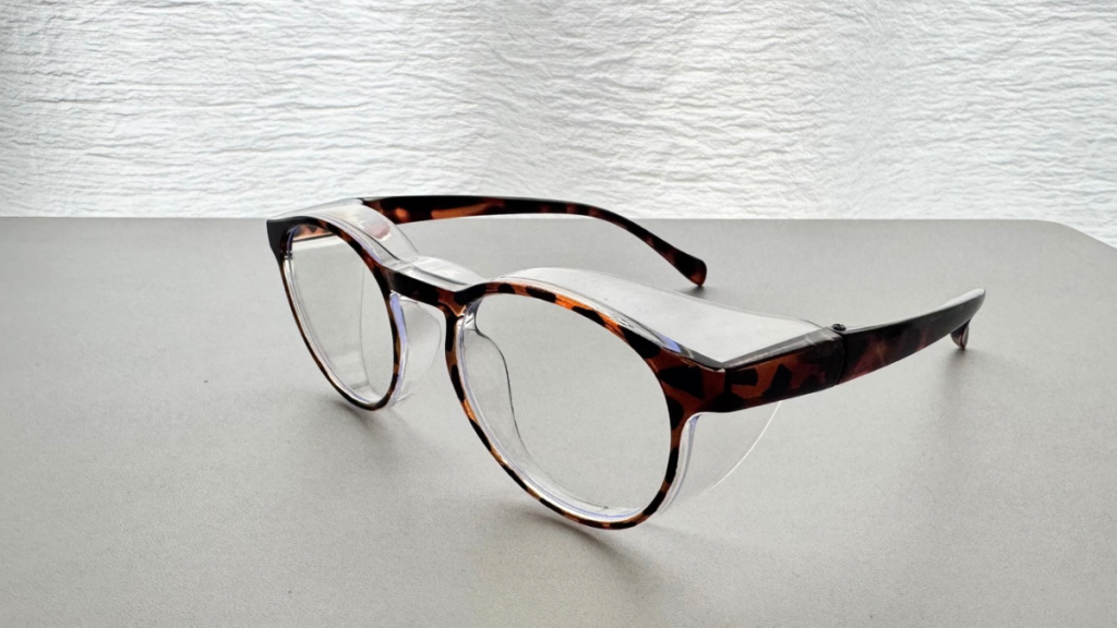 花粉の侵入を防ぐガード付きめがねの斜めからのデザイン