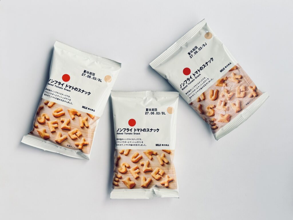無印良品のノンフライ トマトのスナックを3袋並べた写真